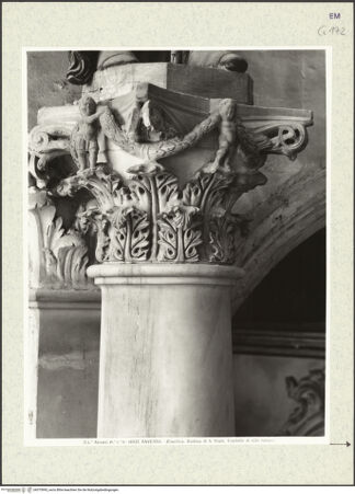 Vorderseite von Alinari [https://www.deutsche-digitale-bibliothek.de/content/lizenzen/rv-ez/] Kapitell mit Putten, die eine Girlande halten - Seitenansicht, bh375993_recto. Foto.