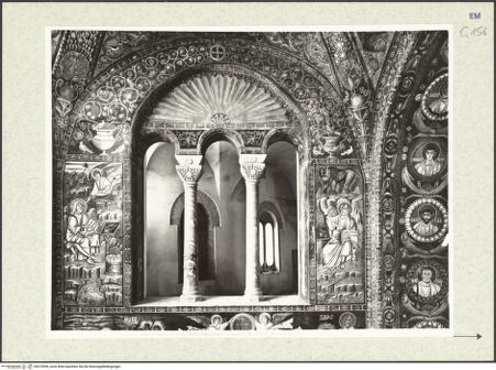 Vorderseite von Alinari [https://www.deutsche-digitale-bibliothek.de/content/lizenzen/rv-ez/] Dekoration des PresbyteriumsDie Evangelisten Matthäus und Markus; Moses und der brennende Dornbusch; Moses kommt zum Berg Horeb; Jesaja; das Opfer von Abel und MelchisedekWeinrebe, die aus einer Vase sprießt, umgeben von Vögeln; Kreuz; die Evangelisten Matthäus und Markus - Gesamtansicht, bh375996_recto. Foto.