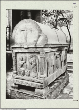 Vorderseite von Alinari [https://www.deutsche-digitale-bibliothek.de/content/lizenzen/rv-ez/] Sarkophag der Familie Pignatta - Ansicht der rechten Schmalseite und der Rückseite (die Verkündigung; zwei Hirsche trinken aus einem Kantharos), bh376003_recto. Foto.