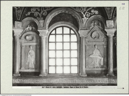 Vorderseite von Alinari [https://www.deutsche-digitale-bibliothek.de/content/lizenzen/rv-ez/] Stuckdekoration der Fensterzone: Propheten in Ädikulen und symbolische BilderPropheten in Ädikulen; oben: Vögel flankieren Vase; fantastische Tiere flankieren Weizenähren - Gesamtansicht, bh376017_recto. Foto.