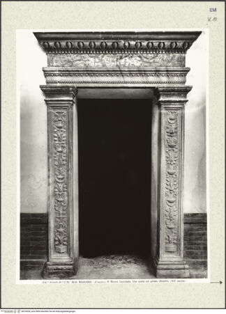 Vorderseite von Alinari [https://www.deutsche-digitale-bibliothek.de/content/lizenzen/rv-ez/] Portal mit Candelabra - Gesamtansicht, bh376028_recto. Foto.