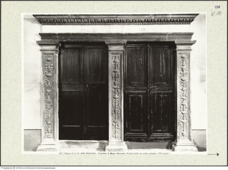 Vorderseite von Alinari [https://www.deutsche-digitale-bibliothek.de/content/lizenzen/rv-ez/] Doppelportal mit Candelabra - Gesamtansicht, bh376029_recto. Foto.