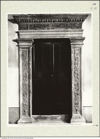 Vorderseite von Alinari [https://www.deutsche-digitale-bibliothek.de/content/lizenzen/rv-ez/] Portal mit Blattwerk - Gesamtansicht, bh376030_recto. Foto.