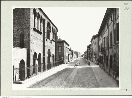 Vorderseite von Alinari [https://www.deutsche-digitale-bibliothek.de/content/lizenzen/rv-ez/] Palazzo di Teodorico (sog.) - Westfassade von Nordwesten, bh376037_recto. Foto.