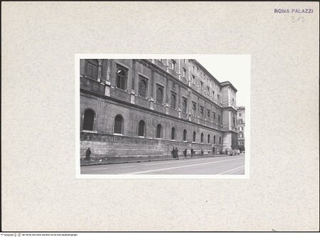 Vorderseite von Bibliotheca Hertziana [https://www.deutsche-digitale-bibliothek.de/content/lizenzen/rv-fz/] Palazzo della CancelleriaNordfassade - Ansicht von Nordosten, bh376458_recto. Foto.