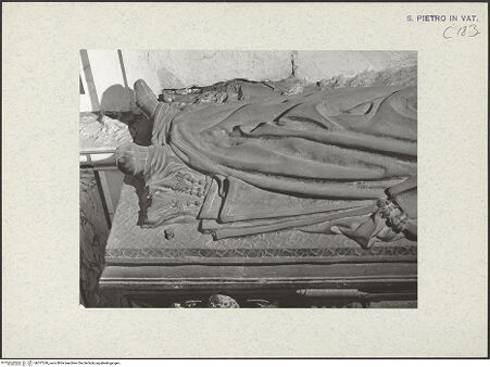 Vorderseite von Bibliotheca Hertziana [https://www.deutsche-digitale-bibliothek.de/content/lizenzen/rv-fz/] Grabmonument Papst Innozenz VIII.Sarkophag mit Gisant - Gisant, Detail: Gewanddrapierung am Unterkörper in Aufsicht, bh377240_recto. Foto: Fichera, Gabriele.