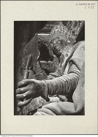 Vorderseite von Bibliotheca Hertziana [https://www.deutsche-digitale-bibliothek.de/content/lizenzen/rv-fz/] Grabmonument Papst Innozenz VIII.Thronender Papstes - Der Papst, die Reliquie der Heiligen Lanze haltend, Teilansicht: Oberkörper, Ansicht von rechts, bh377243_recto. Foto: Fichera, Gabriele.