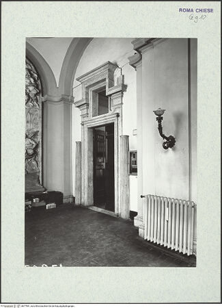 Vorderseite von ICCD [https://www.deutsche-digitale-bibliothek.de/content/lizenzen/rv-ez/] Santa Maria in VallicellaForesteria - Zugangstür, bh377881_recto. Foto.