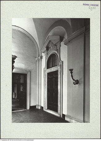 Vorderseite von ICCD [https://www.deutsche-digitale-bibliothek.de/content/lizenzen/rv-ez/] Santa Maria in VallicellaForesteriaKorridor - Tür zur Loggetta dei cardinali, bh377882_recto. Foto.