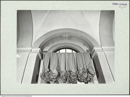 Vorderseite von ICCD [https://www.deutsche-digitale-bibliothek.de/content/lizenzen/rv-ez/] Santa Maria in VallicellaForesteriaKorridor - Detail: Fenster und Gewölbeansatz, bh377888_recto. Foto.