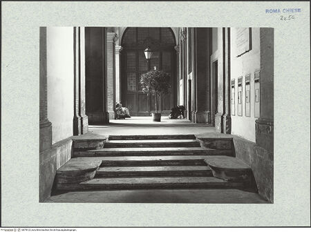 Vorderseite von ICCD [https://www.deutsche-digitale-bibliothek.de/content/lizenzen/rv-ez/] Santa Maria in VallicellaCortile minore - Portikus, Stufen zwischen der portaria und dem cortile, bh378123_recto. Foto.