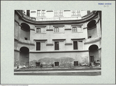 Vorderseite von ICCD [https://www.deutsche-digitale-bibliothek.de/content/lizenzen/rv-ez/] Santa Maria in VallicellaCortile minore - nach Norden zur Sakristei, bh378124_recto. Foto.