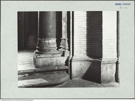 Vorderseite von ICCD [https://www.deutsche-digitale-bibliothek.de/content/lizenzen/rv-ez/] Santa Maria in VallicellaCortile minore - Zugang zum Treppenhaus, Detail einer Säulenbasis, bh378128_recto. Foto.