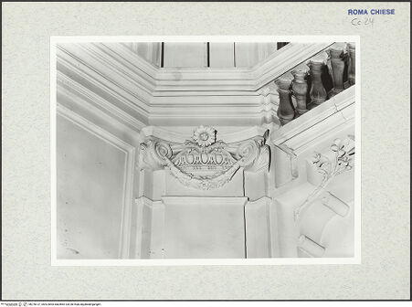 Vorderseite von ICCD [https://www.deutsche-digitale-bibliothek.de/content/lizenzen/rv-ez/] Santa Maria in VallicellaOratorio di San Filippo NeriSala Borromini - Detail: Kapitell zwischen Empore und rechter Seitenwand, bh378137_recto. Foto.