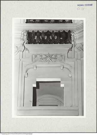 Vorderseite von ICCD [https://www.deutsche-digitale-bibliothek.de/content/lizenzen/rv-ez/] Santa Maria in VallicellaOratorio di San Filippo NeriSala BorrominiLoggetta dei cardinali - Detail: Fenster unterhalb der rechten Bogenöffnung, bh378139_recto. Foto.