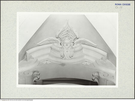 Vorderseite von ICCD [https://www.deutsche-digitale-bibliothek.de/content/lizenzen/rv-ez/] Santa Maria in VallicellaOratorio di San Filippo NeriSala BorrominiLoggetta dei cardinali - Detail: Tympanon über der mittleren Bogenöffnung, Stuckcherub, bh378140_recto. Foto.
