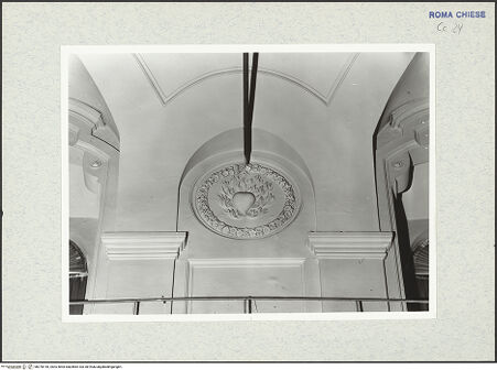 Vorderseite von ICCD [https://www.deutsche-digitale-bibliothek.de/content/lizenzen/rv-ez/] Santa Maria in VallicellaOratorio di San Filippo NeriSala Borromini - Linke Seitenwand, Gewölbeansatz, Detail: Lünette, Stuckmedaillon mit Herzemblem, bh378145_recto. Foto.