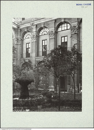 Vorderseite von ICCD [https://www.deutsche-digitale-bibliothek.de/content/lizenzen/rv-ez/] Santa Maria in VallicellaGroßer Kreuzgang (Chiostro Grande, Cortile del giardino) - Detail: drei Achsen der Fassade, bh378150_recto. Foto.