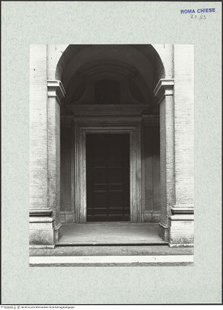 Vorderseite von ICCD [https://www.deutsche-digitale-bibliothek.de/content/lizenzen/rv-ez/] Santa Maria in VallicellaCortile minore - Tür zum Oratorium, bh378153_recto. Foto.