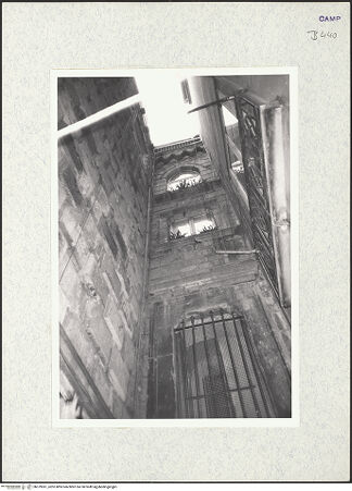 Vorderseite von Beyer, Andreas [https://www.deutsche-digitale-bibliothek.de/content/lizenzen/rv-fz/] Palazzo di Diomede CarafaFassade an der Via San Biagio dei Librai - Fassade, rechte Seite, bh379361_recto. Foto: Beyer, Andreas.