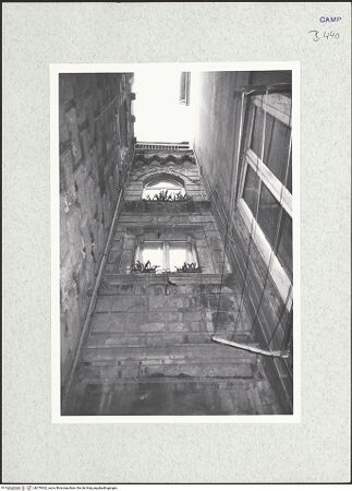 Vorderseite von Beyer, Andreas [https://www.deutsche-digitale-bibliothek.de/content/lizenzen/rv-fz/] Palazzo di Diomede CarafaFassade an der Via San Biagio dei Librai - Fassade, rechte Seite, bh379362_recto. Foto: Beyer, Andreas.