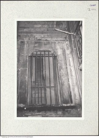 Vorderseite von Beyer, Andreas [https://www.deutsche-digitale-bibliothek.de/content/lizenzen/rv-fz/] Palazzo di Diomede CarafaFassade an der Via San Biagio dei Librai - Fassade, rechte Seite, Detail: Fenster, bh379363_recto. Foto: Beyer, Andreas.