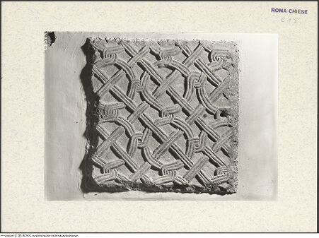 Vorderseite von ICCD [https://www.deutsche-digitale-bibliothek.de/content/lizenzen/rv-ez/] Fragment einer Balustrade oder Chorschranke - Gesamtansicht, bh379912_recto. Foto.
