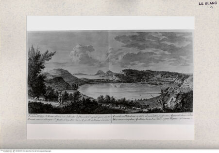 Vorderseite von Tomba, Verona [http://creativecommons.org/publicdomain/mark/1.0/] Ansicht des Lago d'Averno (aus P. A. Paoli (Ed.), "Avanzi delle antichita esistenti a Pozzuli ...", 1768) - , bh383285. Foto.
