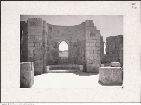 Vorderseite von Kühnel, Bianca [https://rightsstatements.org/page/CNE/1.0/] Kreuzfahrerkirche (Santa Maria Alemannorum) - innen, mittlere Apsis, bh383984_recto. Foto.