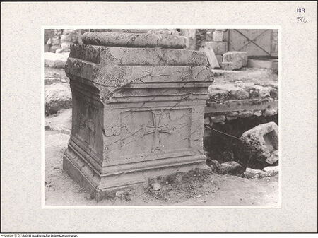 Vorderseite von Kühnel, Bianca [https://rightsstatements.org/page/CNE/1.0/] Kreuzfahrerkirche (Santa Maria Alemannorum) - Sockel und Basis einer Säule, bh383985_recto. Foto.