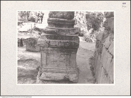 Vorderseite von Kühnel, Bianca [https://rightsstatements.org/page/CNE/1.0/] Kreuzfahrerkirche (Santa Maria Alemannorum) - Sockel und Basis einer Säule, bh383986_recto. Foto.