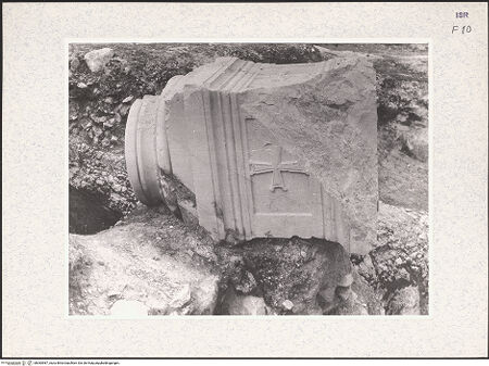 Vorderseite von Kühnel, Bianca [https://rightsstatements.org/page/CNE/1.0/] Kreuzfahrerkirche (Santa Maria Alemannorum) - Sockel und Basis einer Säule, bh383987_recto. Foto.