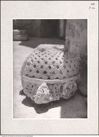 Vorderseite von Kühnel, Bianca [https://rightsstatements.org/page/CNE/1.0/] Kreuzfahrerkirche (Santa Maria Alemannorum) - byzantinisches Flechtbandkapitell, bh383988_recto. Foto.