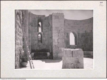 Vorderseite von Kühnel, Bianca [https://rightsstatements.org/page/CNE/1.0/] Kreuzfahrerkirche (Santa Maria Alemannorum) - innen, linke und mittelere Apsis, bh383993_recto. Foto.