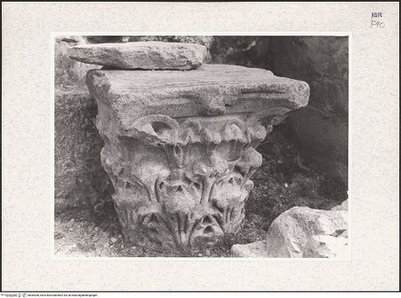 Vorderseite von Kühnel, Bianca [https://rightsstatements.org/page/CNE/1.0/] Kreuzfahrerkirche (Santa Maria Alemannorum) - Kapitell, bh384360_recto. Foto.