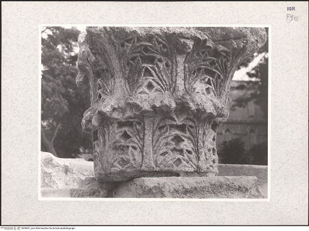 Vorderseite von Kühnel, Bianca [https://rightsstatements.org/page/CNE/1.0/] Kreuzfahrerkirche (Santa Maria Alemannorum) - Kapitell, bh384361_recto. Foto.