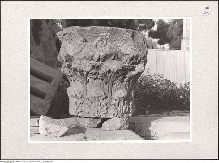 Vorderseite von Kühnel, Bianca [https://rightsstatements.org/page/CNE/1.0/] Kreuzfahrerkirche (Santa Maria Alemannorum) - Kapitell, bh384364_recto. Foto.