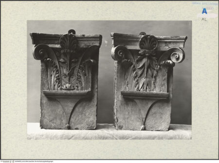 Vorderseite von Victoria and Albert Museum [https://www.deutsche-digitale-bibliothek.de/content/lizenzen/rv-ez/] Kapitelle - zwei Kapitelle, bh384853_recto. Foto.