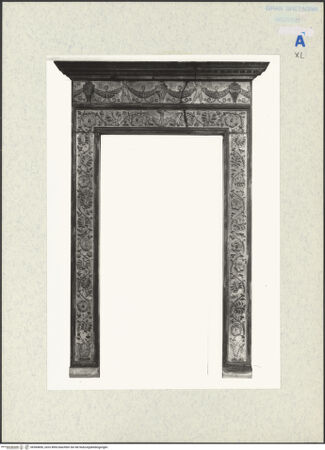 Vorderseite von Victoria and Albert Museum [https://www.deutsche-digitale-bibliothek.de/content/lizenzen/rv-ez/] Türrahmen - , bh384856_recto. Foto.