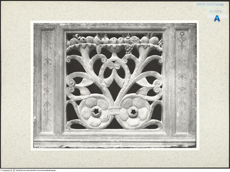 Vorderseite von Victoria and Albert Museum [https://www.deutsche-digitale-bibliothek.de/content/lizenzen/rv-ez/] Balkonbrüstung - , bh385238_recto. Foto.