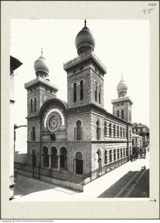 Vorderseite von Alinari [https://www.deutsche-digitale-bibliothek.de/content/lizenzen/rv-ez/] Tempio Israelitico - Fassade und rechte Seite, bh385541_recto. Foto.