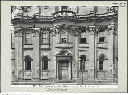 Vorderseite von Alinari [https://www.deutsche-digitale-bibliothek.de/content/lizenzen/rv-ez/] Santa Maria in VallicellaOratorio di San Filippo Neri - Fassade, Detail: unteres Geschoss, bh390347_recto. Foto.