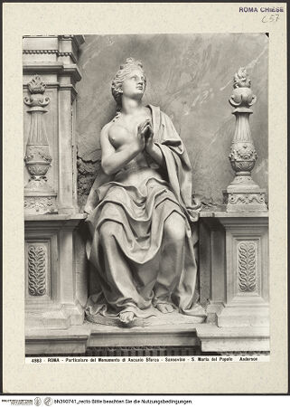 Vorderseite von Alinari [https://www.deutsche-digitale-bibliothek.de/content/lizenzen/rv-ez/] Grabmal des Kardinals Ascanio Maria Sforza, (gestorben 1505) - Detail: Betende Figur in der Bekrönung über der rechten Achse, bh390741_recto. Foto.