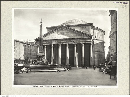 Vorderseite von Alinari [https://www.deutsche-digitale-bibliothek.de/content/lizenzen/rv-ez/] Pantheon - Ansicht Fassade und Pizza della Rotonda, bh390799_recto. Foto.