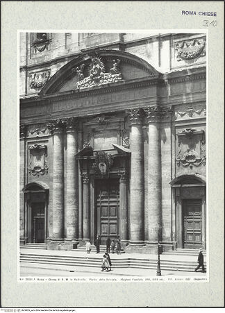 Vorderseite von Alinari [https://www.deutsche-digitale-bibliothek.de/content/lizenzen/rv-fz/] Santa Maria in Vallicella - Detail: Hauptportal, bh390836_recto. Foto.