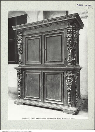 Vorderseite von Alinari [https://www.deutsche-digitale-bibliothek.de/content/lizenzen/rv-ez/] Schrank mit Ornamentschnitzerei in Form von Kartuschen und anbetenden Engeln - , bh390844_recto. Foto.