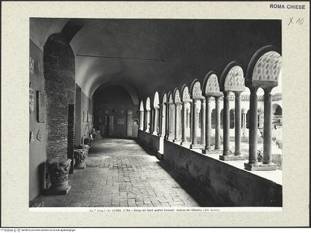 Vorderseite von Alinari [https://www.deutsche-digitale-bibliothek.de/content/lizenzen/rv-ez/] Santi Quattro CoronatiInneres - Blick in den Kreuzgang und auf das Lapidarium, bh390876_recto. Foto.