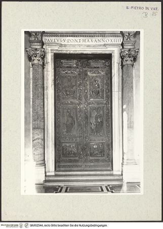 Vorderseite von Vasari [https://www.deutsche-digitale-bibliothek.de/content/lizenzen/rv-ez/] Hauptportal von Sankt Peter / Portal des Filarete - Gesamtansicht, bh392544_recto. Foto.