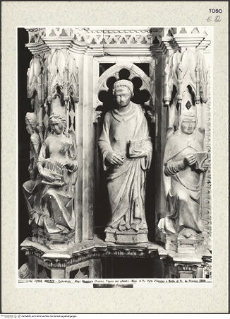 Vorderseite von Alinari [https://www.deutsche-digitale-bibliothek.de/content/lizenzen/rv-ez/] Hauptaltar und Schrein des heiligen DonatusRetabel und Schrein des heiligen DonatusRetabel (Frontseite)Linker Pfeiler: musizierende Engel, Heiliger Deakon, Apostel, Erzengel - Detail, 2. Ordnung: musizierende Engel und Heiliger Diakon, bh394080_recto. Foto.