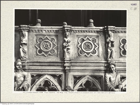 Vorderseite von Alinari [https://www.deutsche-digitale-bibliothek.de/content/lizenzen/rv-ez/] Hauptaltar und Schrein des heiligen DonatusRetabel und Schrein des heiligen DonatusBekrönung: Engel und Tügenden - Rückseite, Detail, bh394117_recto. Foto.